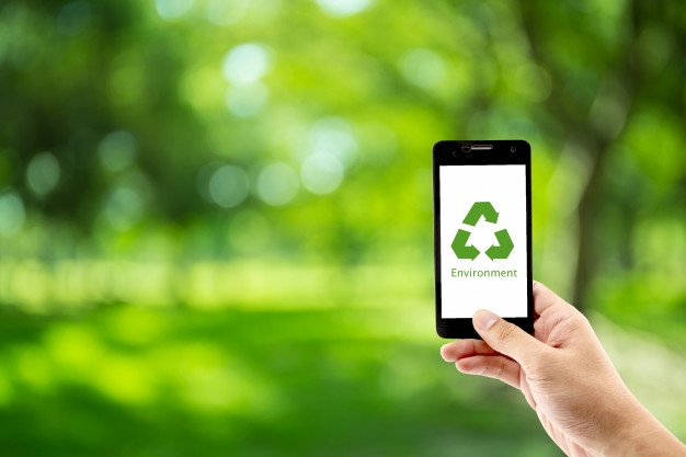 telefono-movil-tenencia-mano-reciclar-simbolo-eco-ambiente-icono-concepto_7192-970